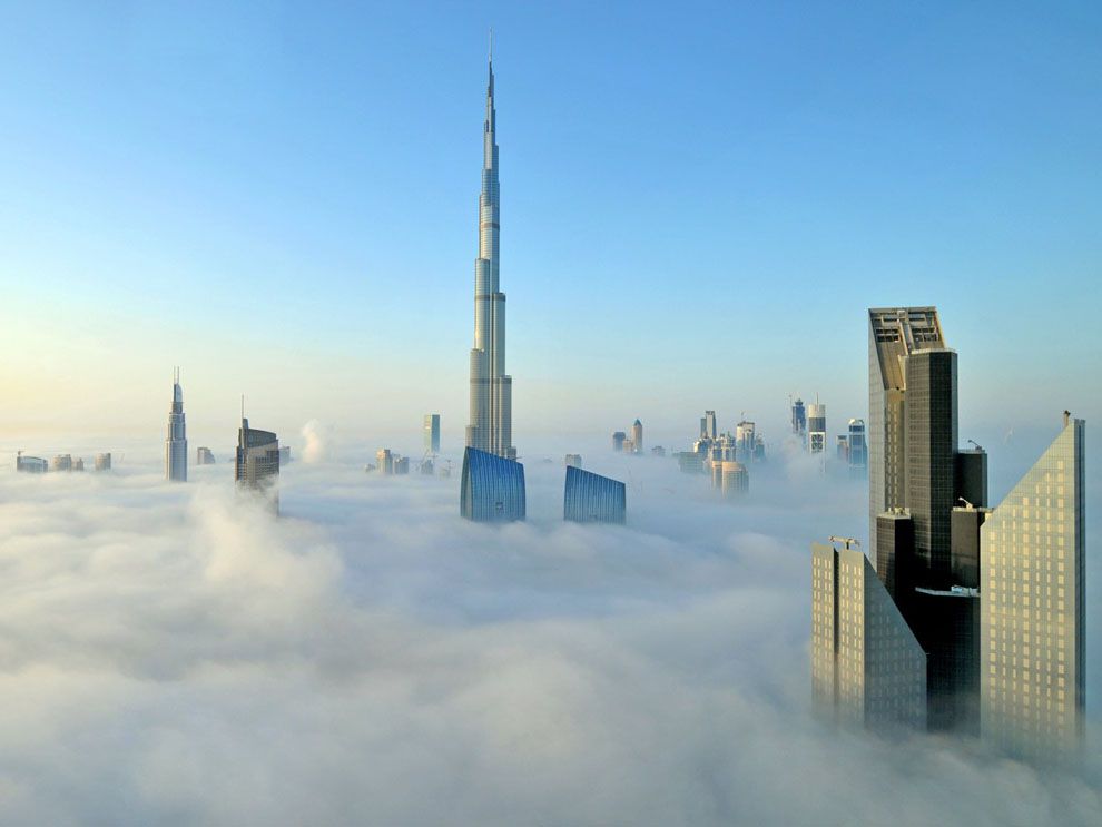 Tháp Burj Khalifa giữa tầng mây