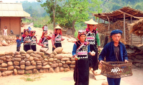 Việc n&eacute;m trứng t&igrave;m đất ch&ocirc;n nhiều khi tốn nhiều thời gian v&igrave; người chết vẫn chưa t&igrave;m được nơi ưng &yacute;