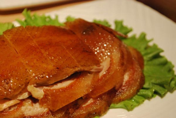 B&eacute;o ngậy vịt quay Bắc Kinh trong ng&agrave;y mưa lạnh