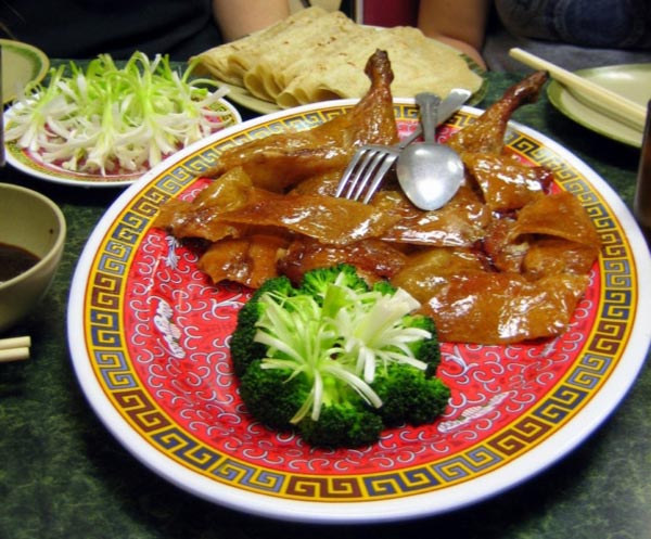 B&eacute;o ngậy vịt quay Bắc Kinh trong ng&agrave;y mưa lạnh