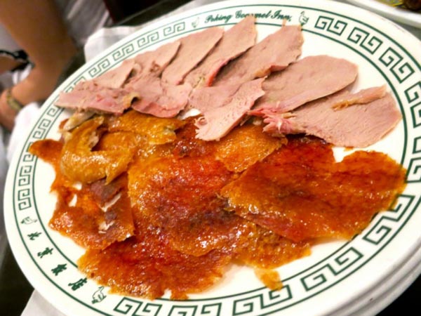 B&eacute;o ngậy vịt quay Bắc Kinh trong ng&agrave;y mưa lạnh