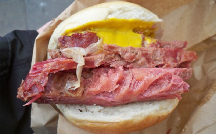 Bánh mì tròn kẹp bò muối