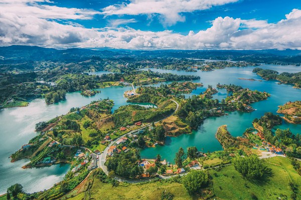 Colombia có khí hậu xích đạo tuy nhiên mỗi vùng miền khác nhau lại có những đặc điểm thời tiết khác nhau