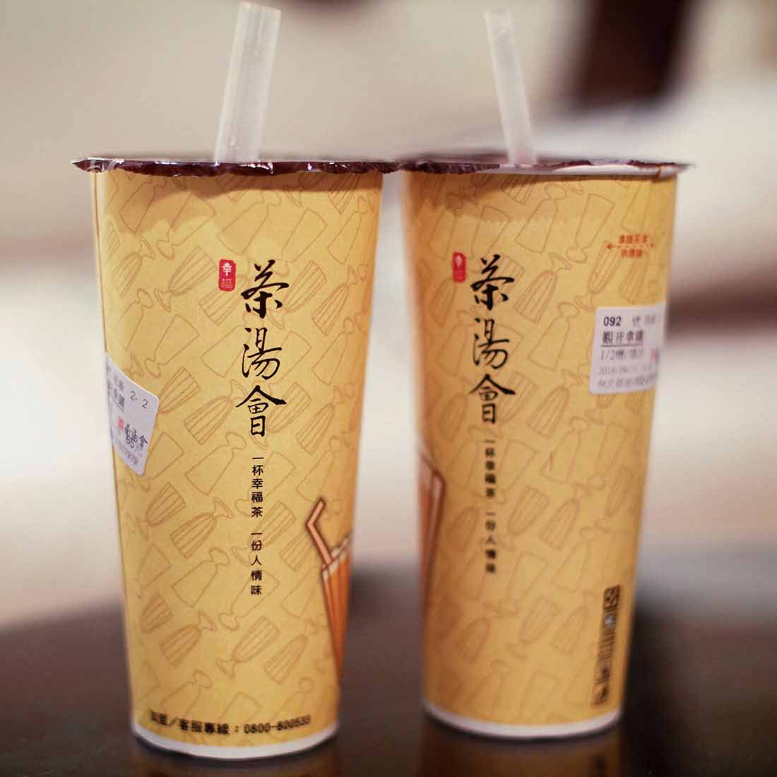 Thưởng thức trà sữa thơm ngon, đậm vị trà thơm mùi sữa