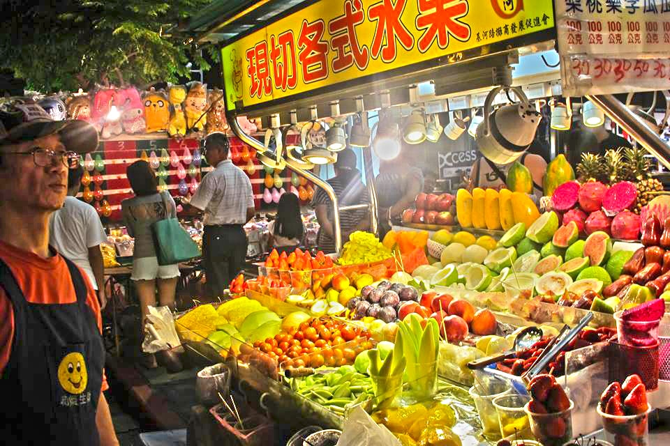 Quầy hàng hoa quả đầy đủ sắc màu bắt mắt