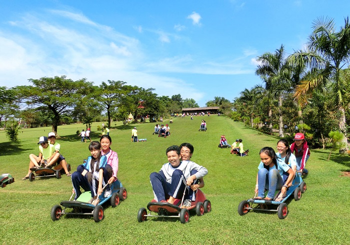 Trượt cỏ tại khu du lịch Vườn Xoài