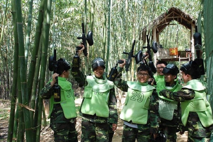 Bắn súng sơn tại khu du lịch Vườn Xoài