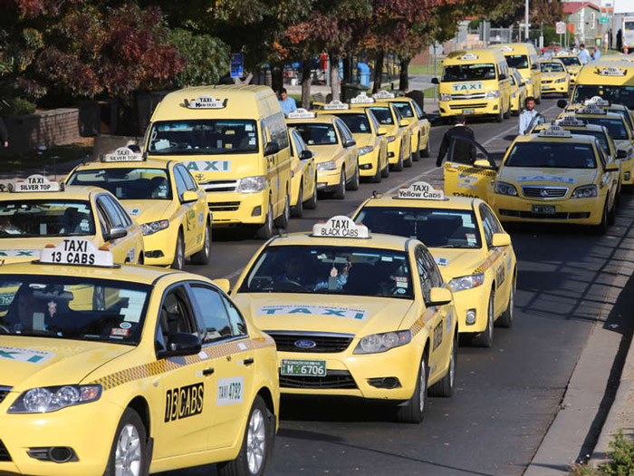 Di chuyển bằng taxi