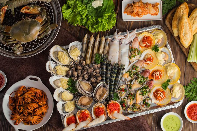 Rất nhiều món hải sản thơm ngon hấp dẫn đang chờ du khách thưởng thức