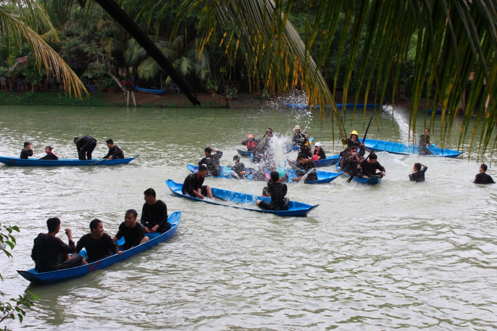 Chèo thuyền trên sông
