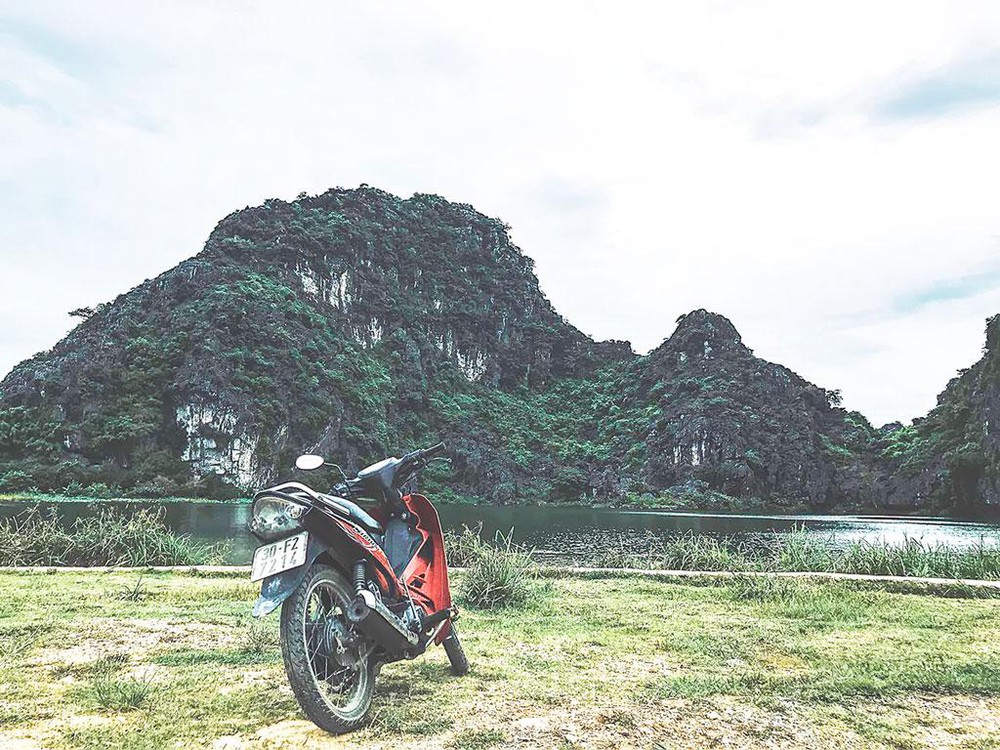 Bạn cũng có thể đi du lịch đầm Vân Long bằng xe máy