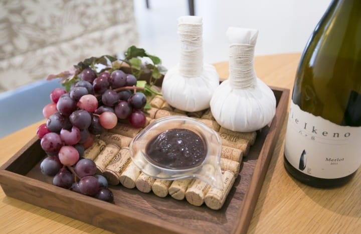 Thưởng thức trái cây và rượu vang