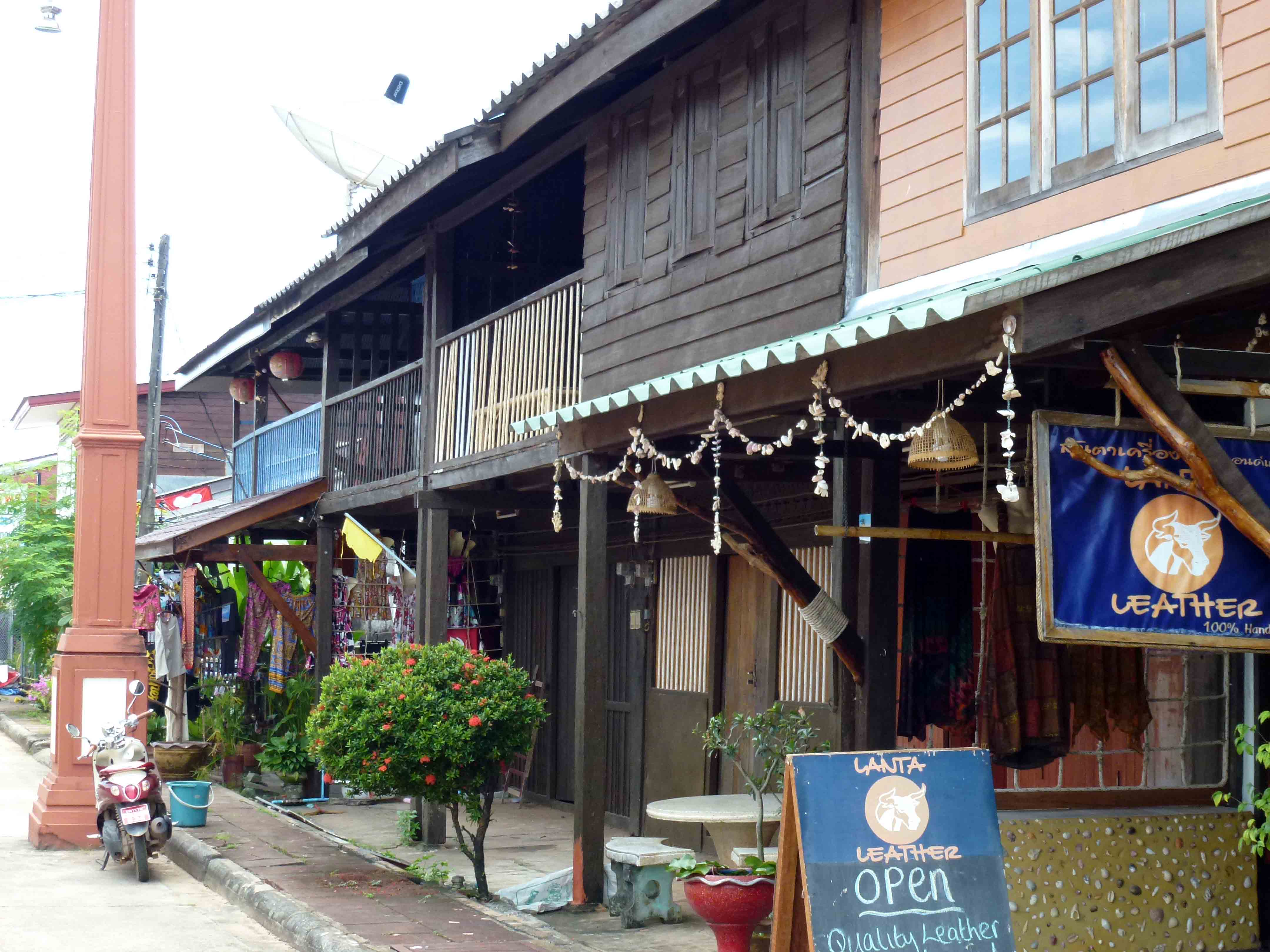 Khám phá Lanta Old Town