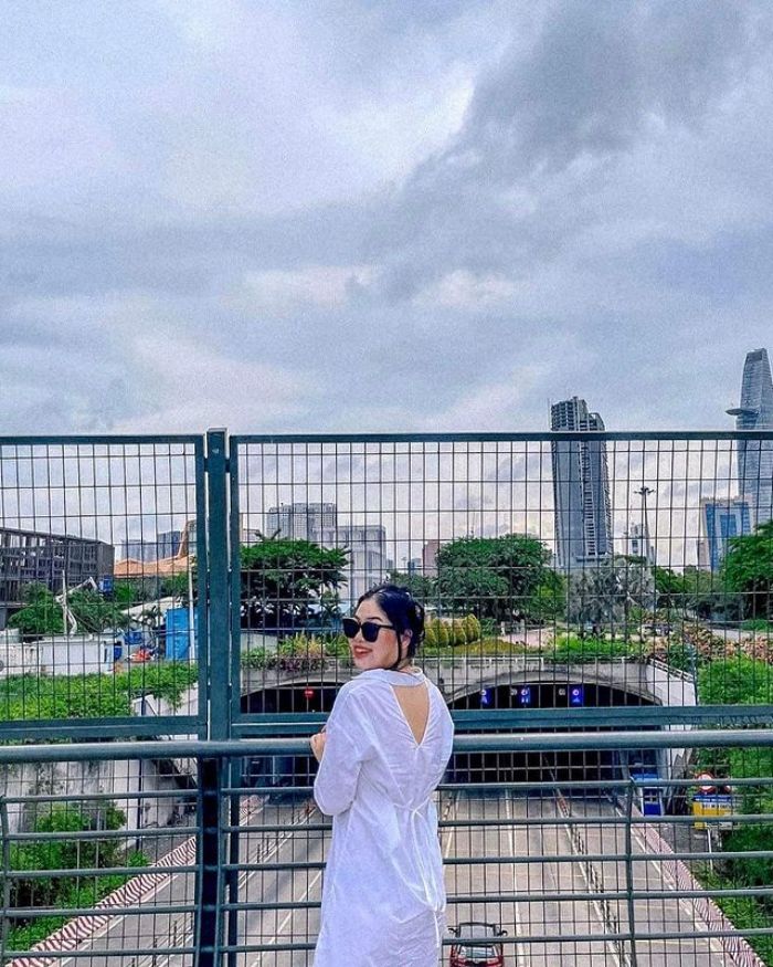 nóc hầm Thủ Thiêm là địa điểm yêu thích của nhiều bạn trẻ