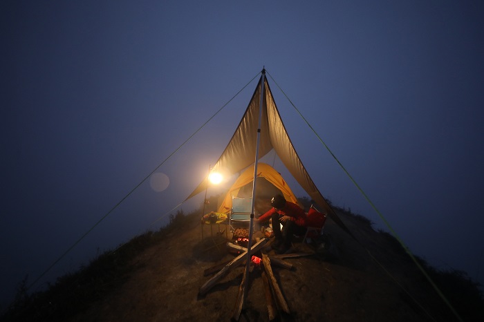 Cắm trại giữa biển mây khi Tà Xùa về đêm