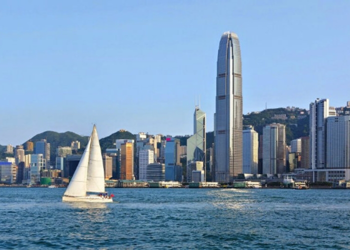 Du lịch Hồng Kông - Khung cảnh các tòa nhà bao quanh tại cảng Victoria