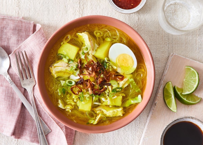 Du lịch Indonesia - Soto ayam là món súp gà truyền thống của Indonesia