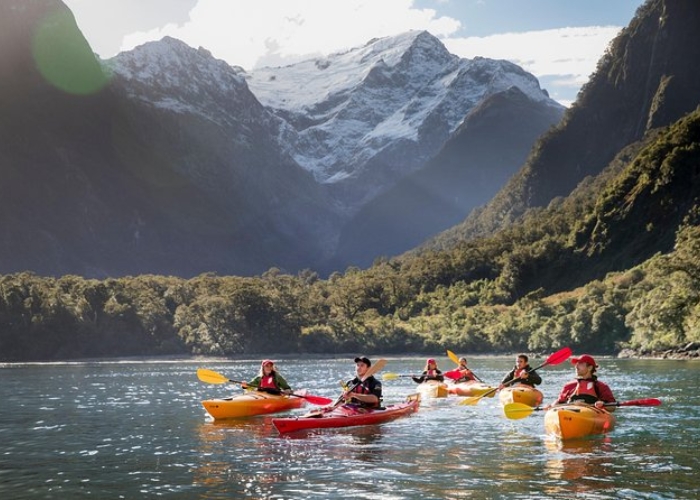 Du lịch New Zealand - Đến vịnh Milford Sound bạn có thể tham gia chèo thuyền ngắm cảnh