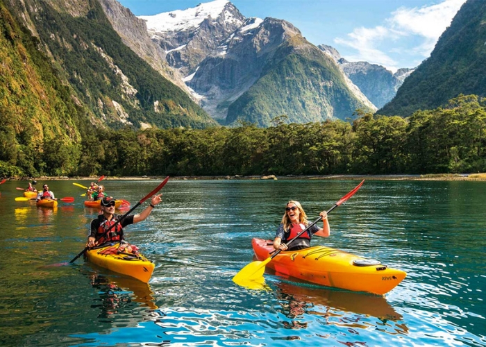 Du lịch New Zealand - Bạn có thể trải nghiệm chèo thuyền kayak để ngắm cảnh thiên nhiên