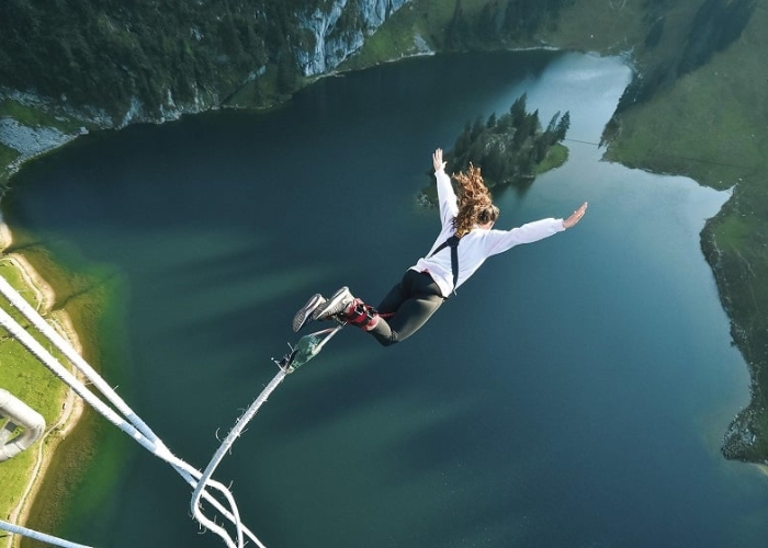 Du lịch New Zealand - Nhảy bungee là một trải nghiệm cực kỳ thú vị thử thách lòng can đảm