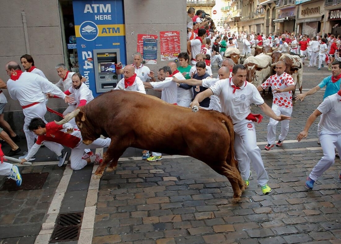 Du lịch Tây Ban Nha - Lễ hội bò đuổi Pamplona là một trò chơi khá mạo hiểm