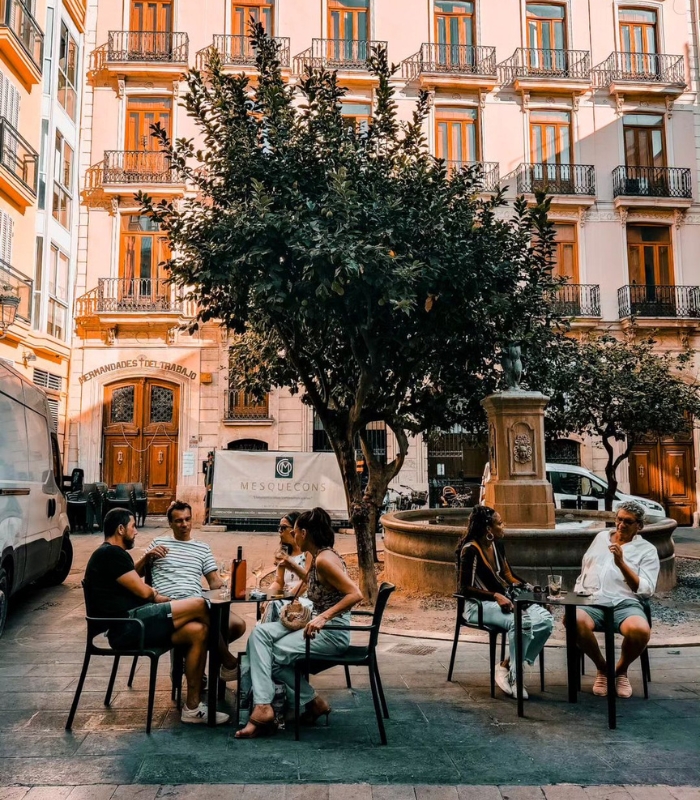 Du lịch Tây Ban Nha - Bạn có thể ngồi cà phê ngắm nhìn đường phố Tây Ban Nha