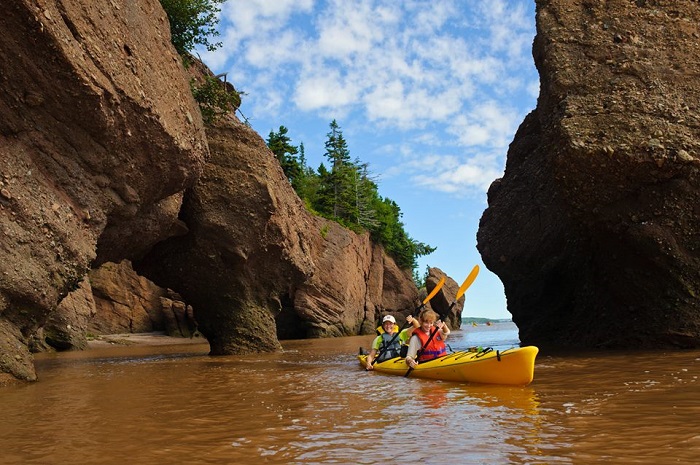 Đừng quên tham gia chèo thuyền kayak tại St. Andrew’s – một trong những thị trấn cổ nhất ở Canada