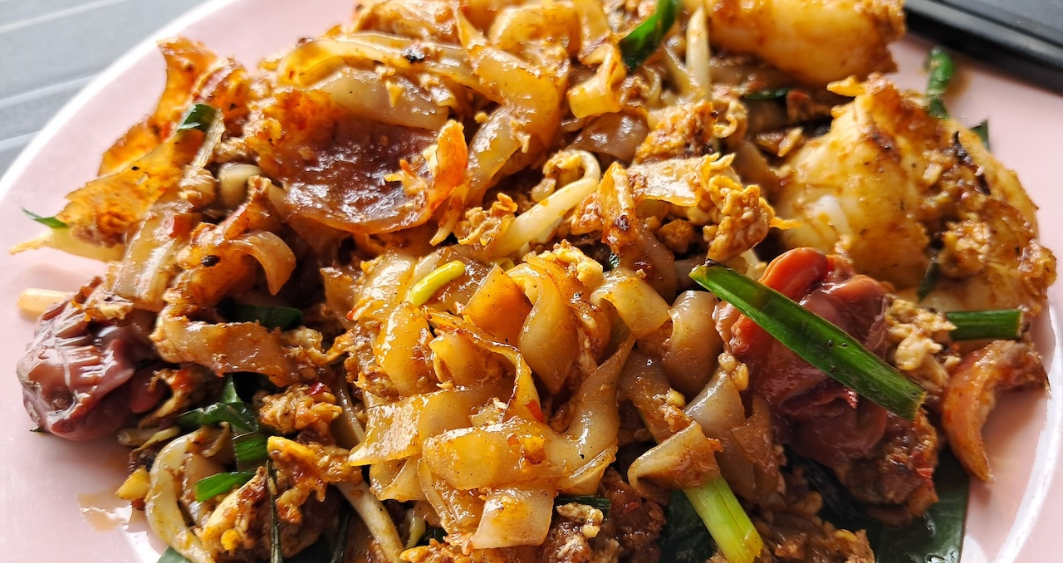 Thưởng thức mì xào Char Kway Teow khi còn nóng hổi mang đến cảm giác thỏa mãn cho thực khách Thưởng thức mì xào Char Kway Teow khi còn nóng hổi mang đến cảm giác thỏa mãn cho thực khách