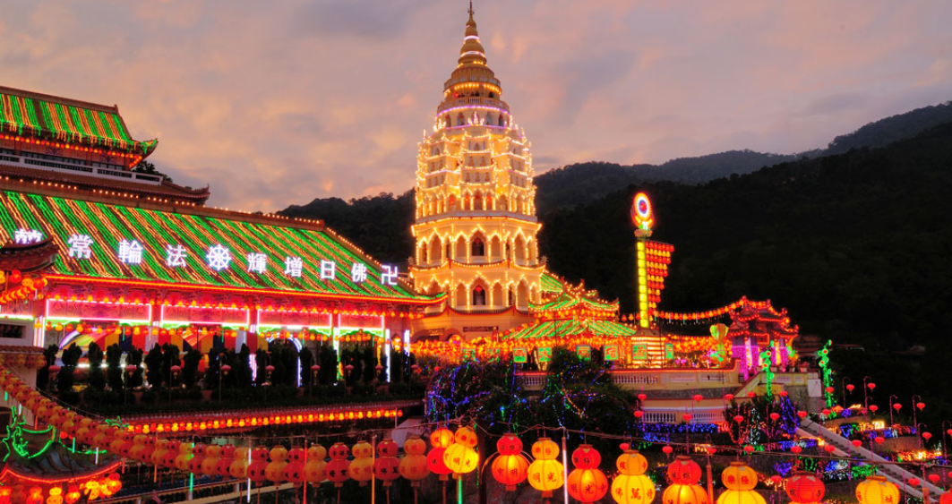Chùa Kek Lok Si rực rõ với ánh đèn lồng khi về đêm Chùa Kek Lok Si rực rõ với ánh đèn lồng khi về đêm