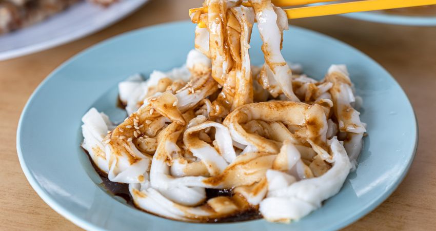 Chee Cheong Fun được ăn kèm với nước sốt đậm đà Chee Cheong Fun được ăn kèm với nước sốt đậm đà