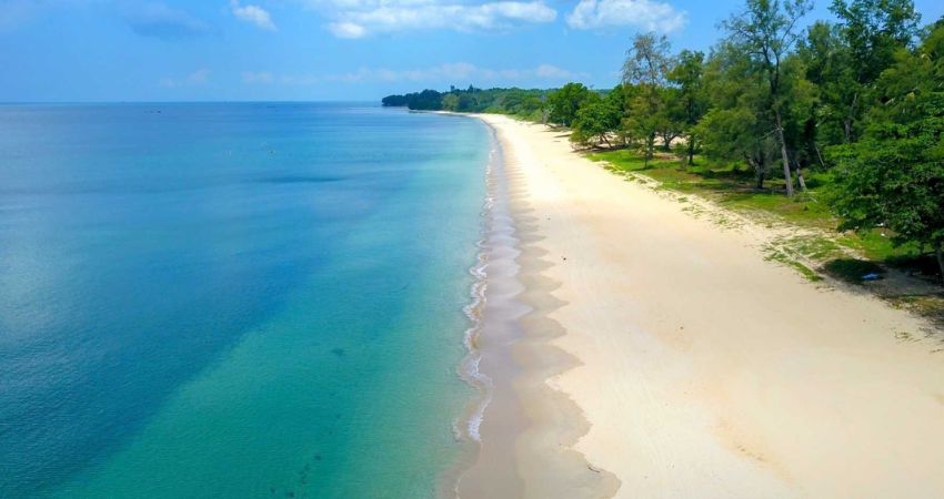 Bãi biển Desaru với đường cát trắng mịn Bãi biển Desaru với đường cát trắng mịn