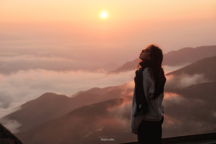 Hình ảnh một cô gái giữa biển mây Tà Xùa trong không gian mùa xuân. Ảnh: Diệp Hữu Đạt