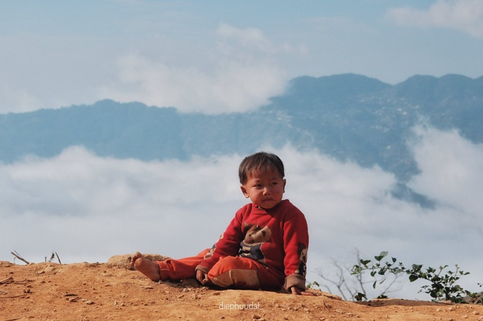 Ánh nhìn hồn nhiên của trẻ nhỏ giữa không gian mây núi Tà Xùa, mang lại cảm giác yên bình rất riêng của vùng cao.. Ảnh: Diệp Hữu Đạt