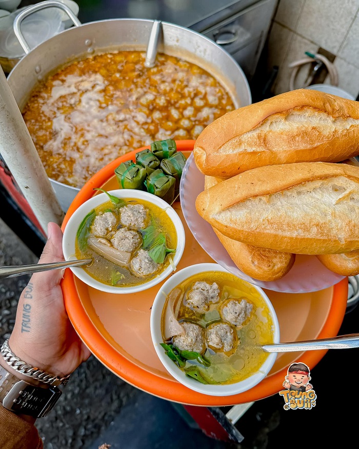 Bánh mì xíu mại trong lịch trình 3 ngày du lịch Đà Lạt dịp Tết