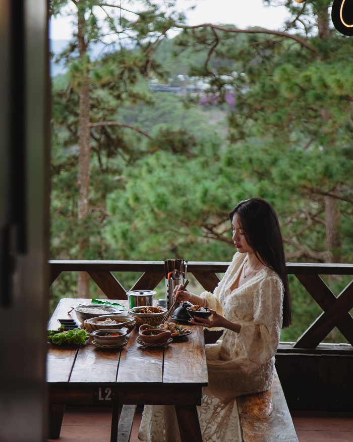 Ngồi ăn chill chill với tiệm cơm bên đồi thông lịch trình 3 ngày du lịch đà lạt dịp tết