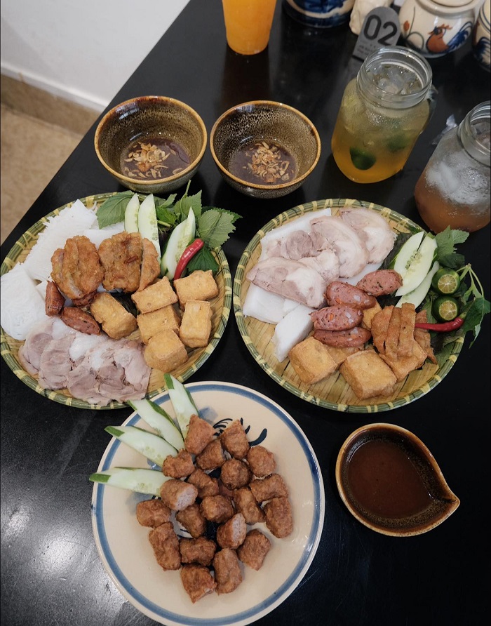 Buổi trưa có nhiều món ngon đang đợi bạn trong lịch trình đi Hạ Long 2 ngày 1 đêm dịp Tết