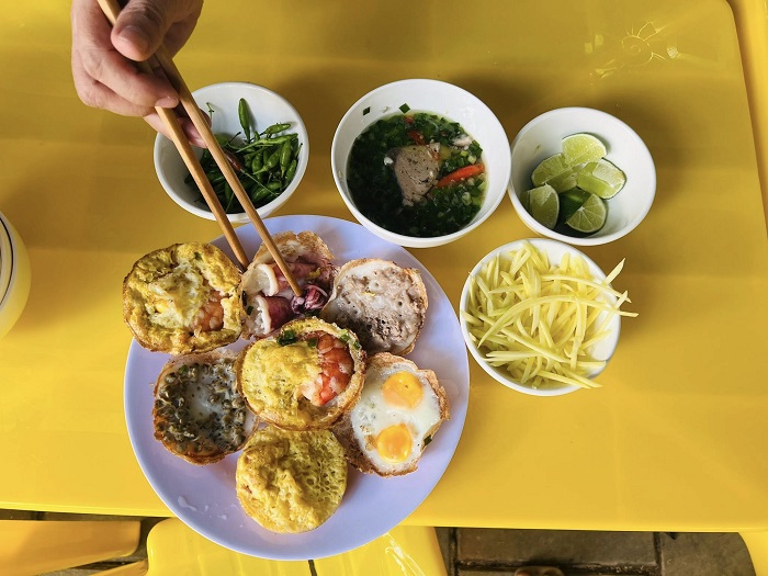 Quán bánh căn ngon ở Nha Trang vàng ruộm, thêm nước chấm thơm ngon
