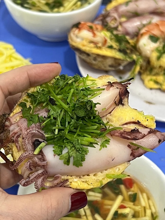 Quán bánh căn ngon ở Nha Trang với topping siêu to khổng lồ