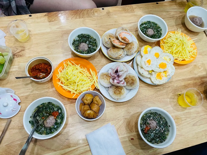 Quán bánh căn ngon ở Nha Trang làm luôn tay luôn chân và nóng hổi