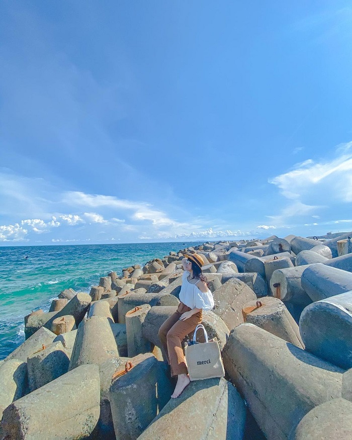 Bãi đá ông Địa nằm ngay trên cung đường từ trung tâm thành phố tới rừng keo lá tràm Mũi Né