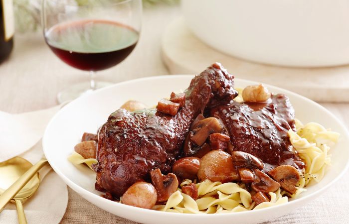 Du lịch Tết ở Pháp bạn sẽ không thể bỏ lỡ món gà hầm rượu vang lừng danh