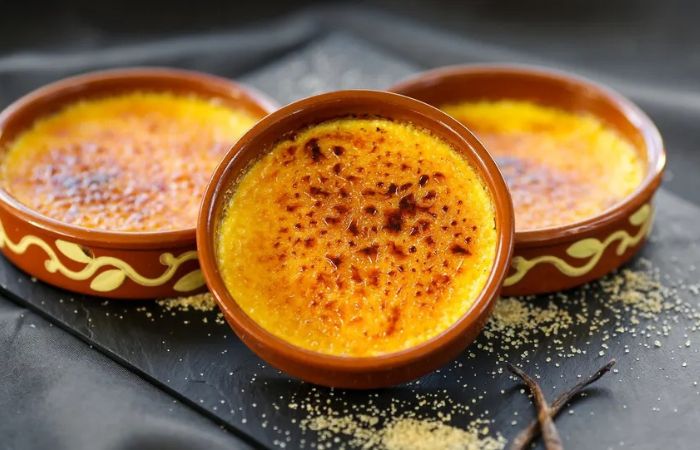 Crème brûlée còn được biết đến với tên gọi là kem cháy