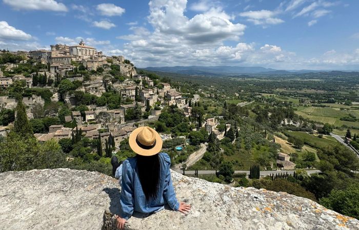 Du khách tham quan và chụp ảnh ở làng cổ Gordes