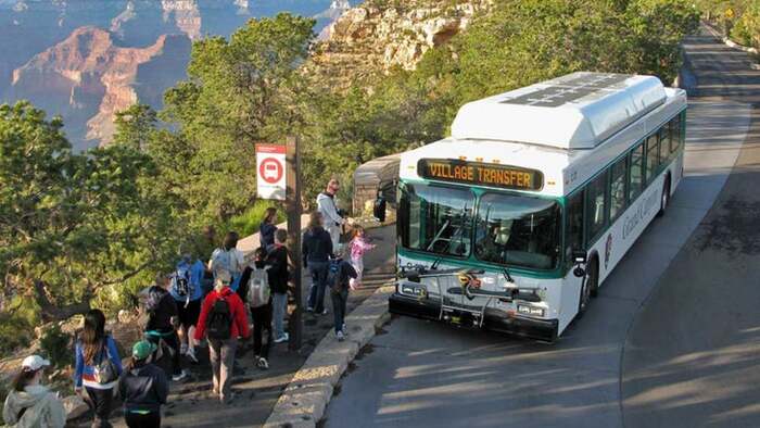 xe bus là phương tiện lý tưởng để di chuyển đến hẻm núi Grand Canyon Mỹ 