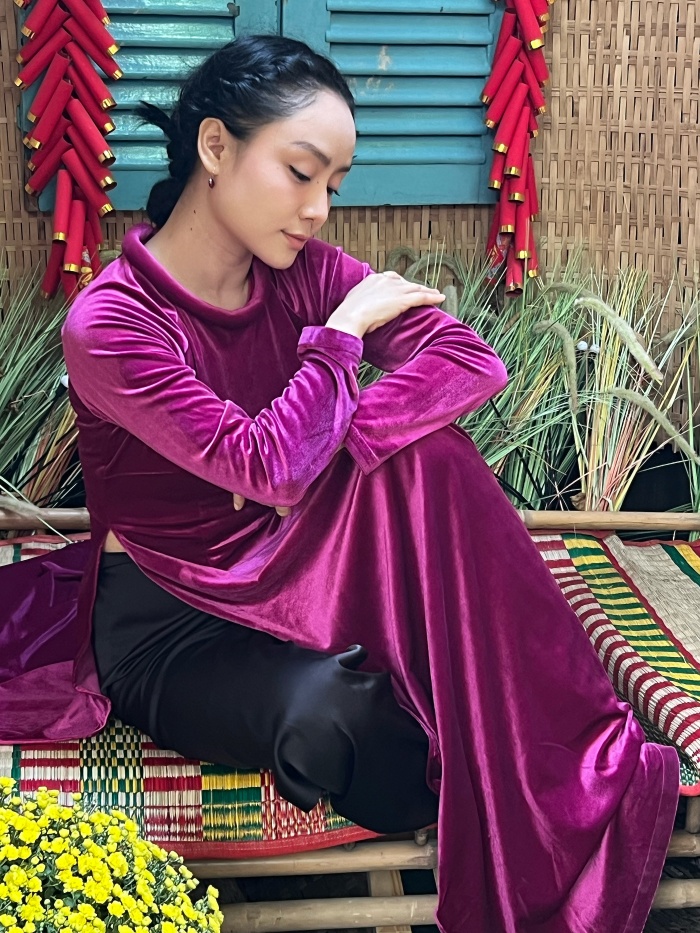 Nhan sắc thanh tú với những đường nét đậm chất điện ảnh của Tú Hồ. Trong tà áo dài nhung tím, cô toát lên vẻ đẹp kiêu sa, vừa cổ điển vừa hiện đại, làm say lòng người đối diện. Nhìn vào bộ ảnh áo dài nhung tím, người ta thấy một Tú Hồ đầy quý phái và đậm chất nghệ thuật. Cô sở hữu gương mặt sắc nét, đôi mắt sâu thẳm mang sức hút lạ kỳ.