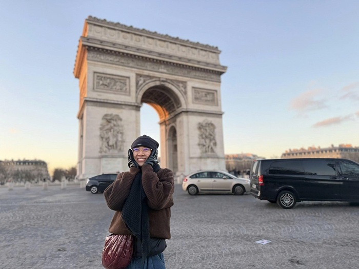 Năm Chà check-in tại Khải Hoàn Môn