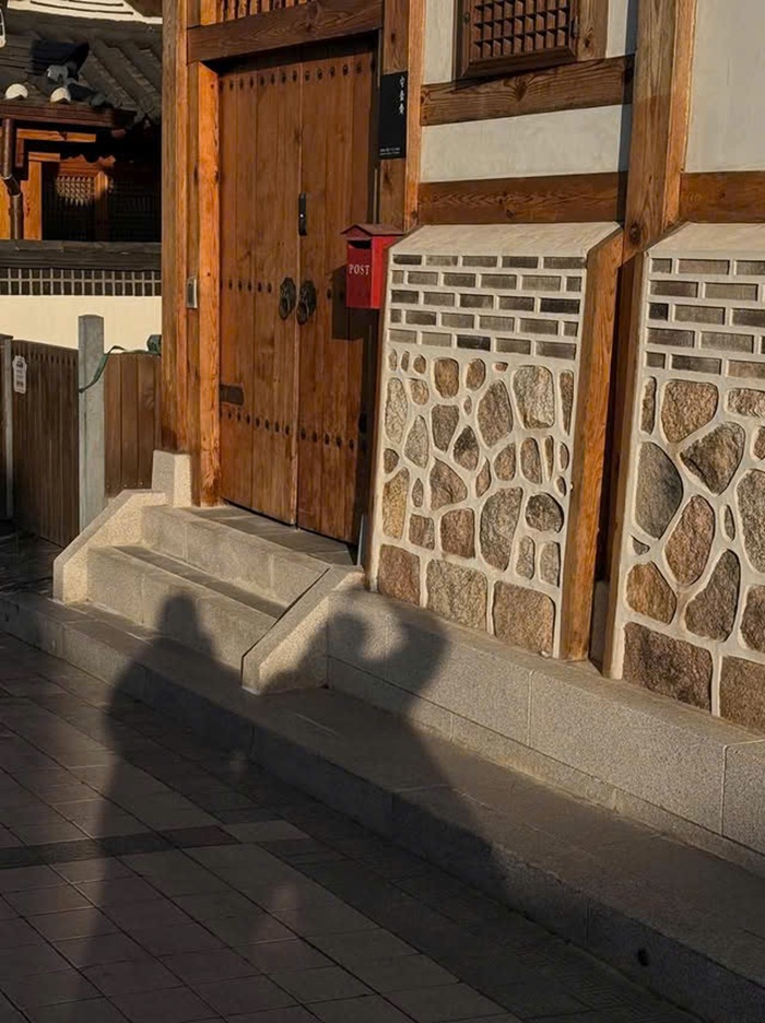 Khoảnh khắc bình yên của cặp đôi khi cùng dạo phố dưới nắng vàng xứ kim chi. Ảnh: Instagram nhân vật