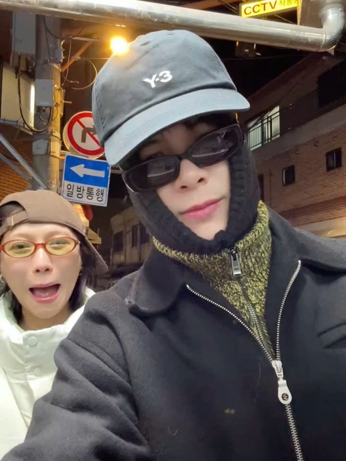 Cặp đôi Tú - Nhi “phá đảo” đường phố Hàn Quốc với màn đu trend nhạc Cortis. Ảnh: Instagram nhân vật