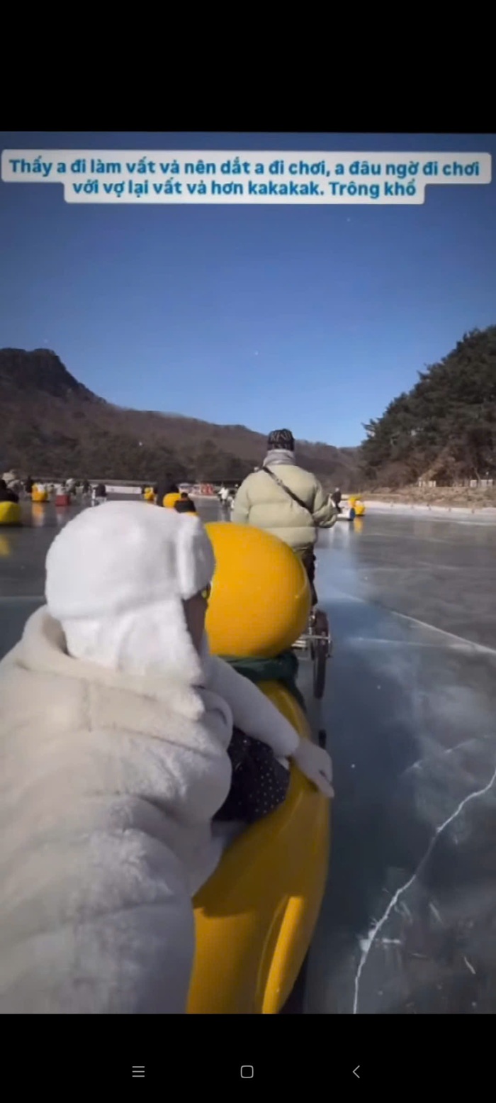 Anh Tú hóa thân thành “xe ôm tận tụy” hộ tống bà xã trên chiếc xe vịt vàng. Ảnh: Instagram nhân vật