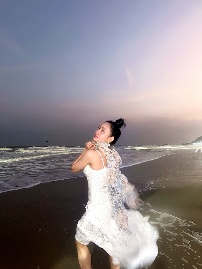 Thần thái mềm mại, tinh tế của nữ diễn viên tạo điểm nhấn giữa khung cảnh lộng gió của thành phố biển. Ảnh: NVCC